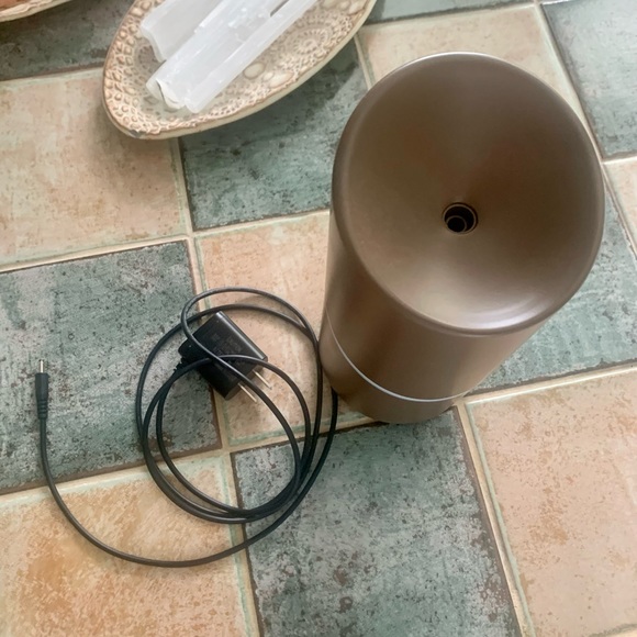 Vitruvi Stay Diffuser for essential oils - Picture 2 of 5